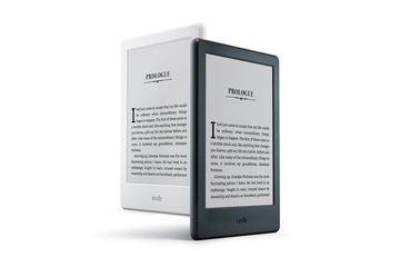 黑色和白色的亚马逊Kindle设备。