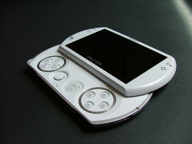 珍珠白色的PSP Go