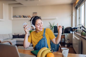 年轻女子下班后在家听音乐，享受生活。