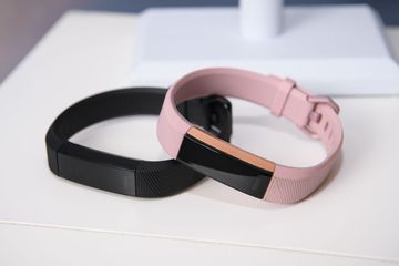 两个Fitbit Alta人力资源设备放在桌上。