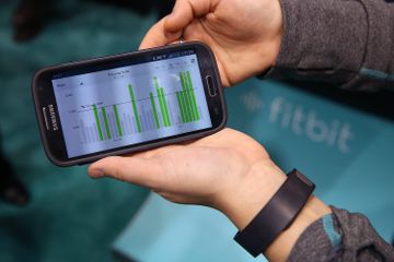 Fitbit力收集的数据显示在智能手机上