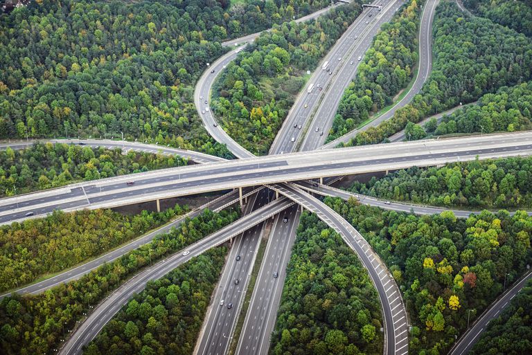 英国伦敦树木附近交叉公路鸟瞰图